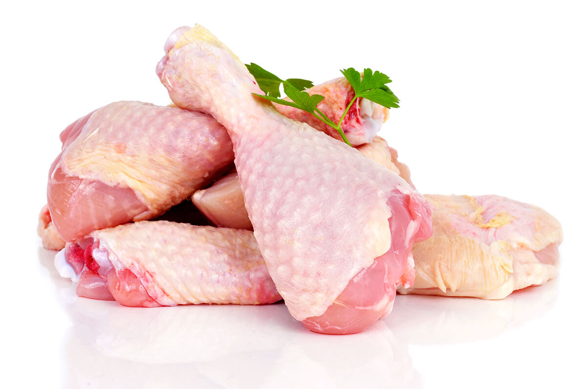 Мясо курицы на белом фоне